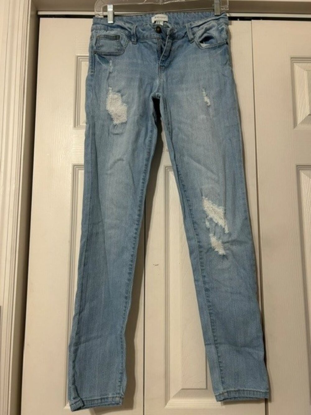 Forever 21 Light Wash Distressed Skinny Jeans (28)